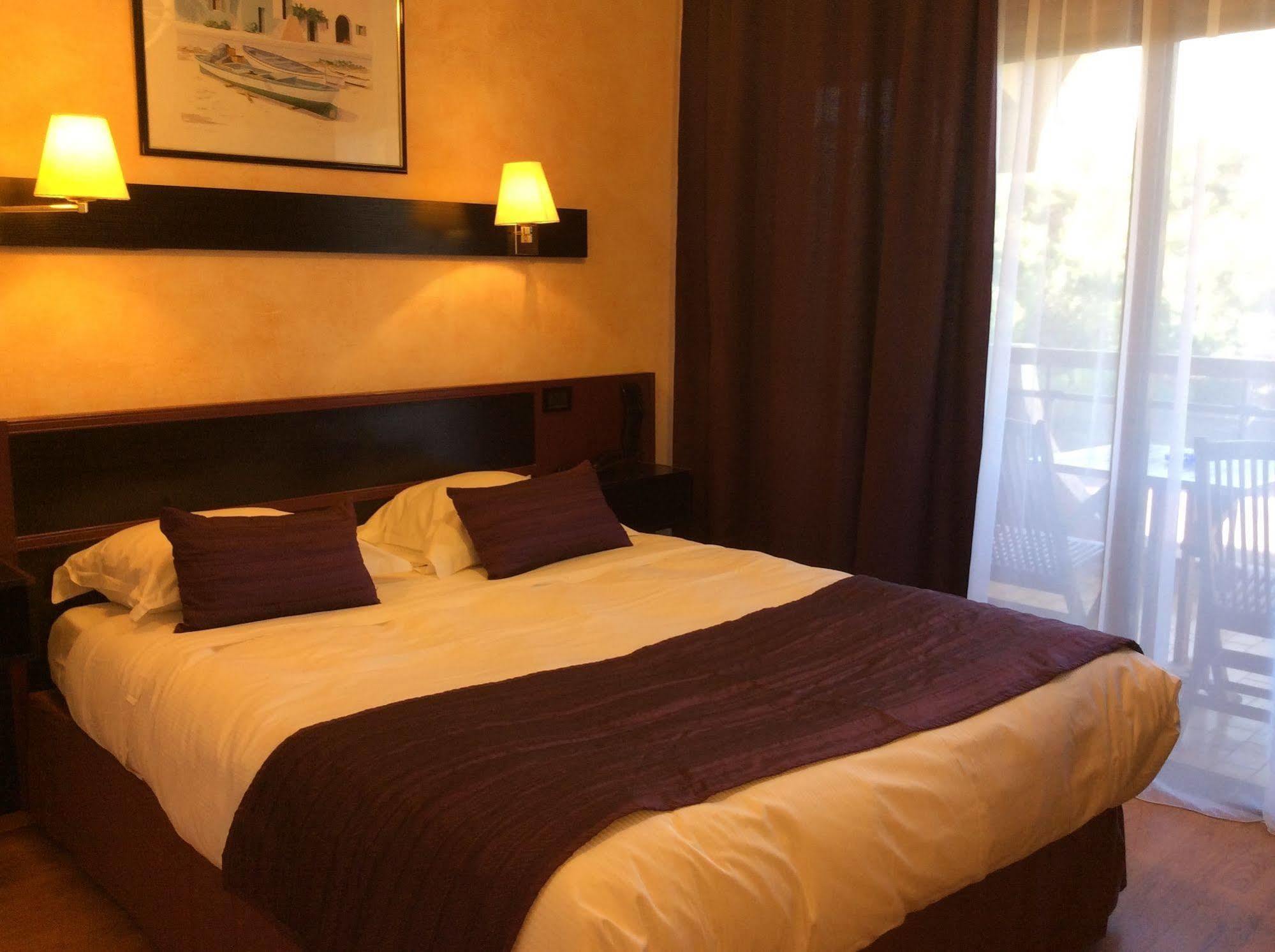 Hôtel Bahia Villeneuve-Loubet Bagian luar foto